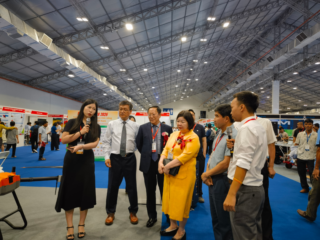图为中国农机流通协会会长范建华（左3）、越南农业合作社联盟主席高春秋云（左4）等中越双方领导巡馆现场