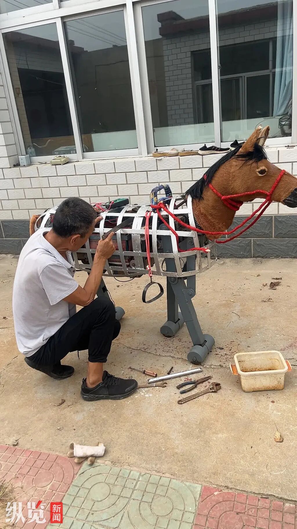 河北“硬核大爷”手搓铁马铁驴，骑着上街遛弯看傻众人，还造出人形仿生机械腿