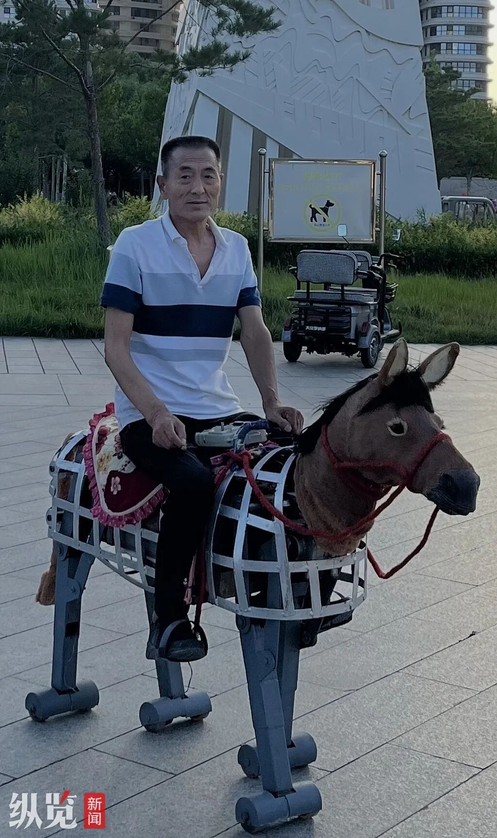 朱栋梁骑着机械马出门遛弯。采访对象供图