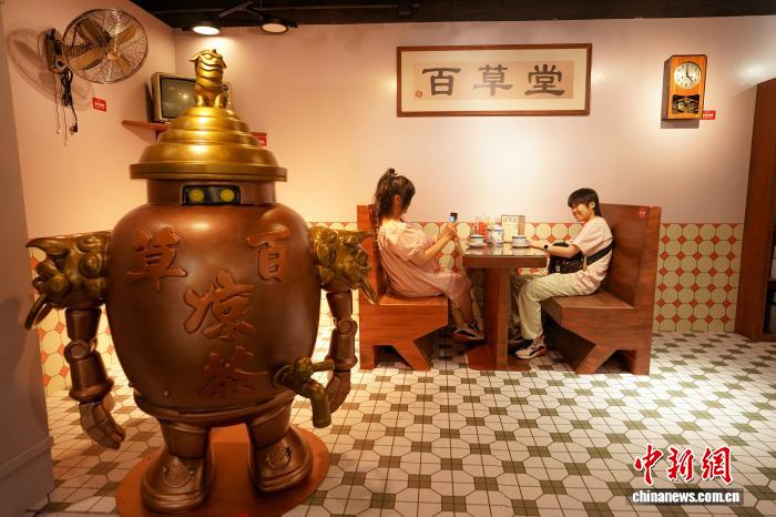 民众在香港品味机械艺术与港式风情